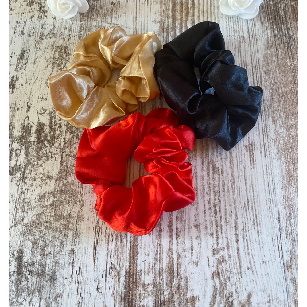 🎉 Host Pick 🎉 Brand new Valentino exclusive bundle - Picture 6 of 7